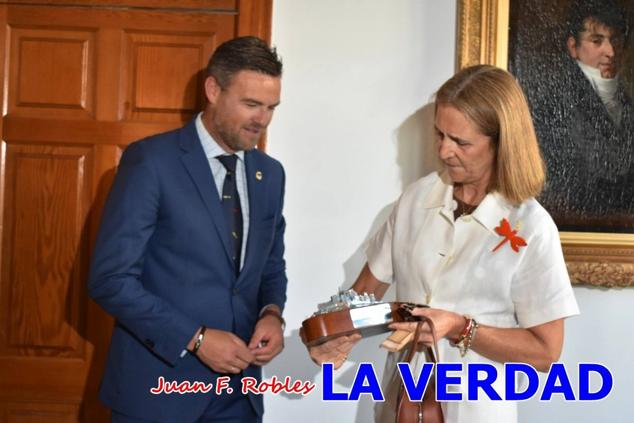 La Infanta Elena fue recibida por el alcalde de Caravaca, José Francisco García, en el Ayuntamiento; saludó a los concejales de la Corporación Municipal y firmó en el libro de honor del consistorio. El regidor caravaqueño entregó a doña Elena una maqueta del castillo-basílica de la Vera Cruz bañada en plata y varios pares de alpargatas de yute fabricadas en una fábrica caravaqueña. La misma que también ha servido este producto artesanal a la Reina Letizia y a Doña Sofía.