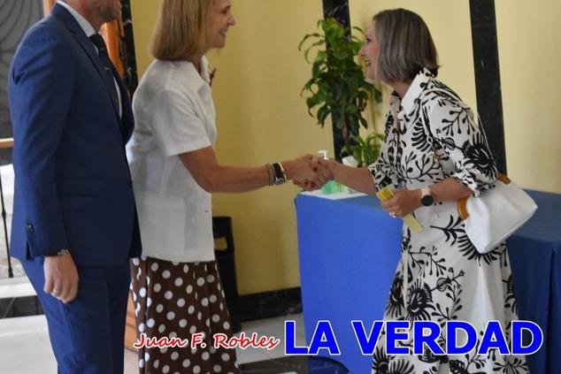 La Infanta Elena fue recibida por el alcalde de Caravaca, José Francisco García, en el Ayuntamiento; saludó a los concejales de la Corporación Municipal y firmó en el libro de honor del consistorio. El regidor caravaqueño entregó a doña Elena una maqueta del castillo-basílica de la Vera Cruz bañada en plata y varios pares de alpargatas de yute fabricadas en una fábrica caravaqueña. La misma que también ha servido este producto artesanal a la Reina Letizia y a Doña Sofía.