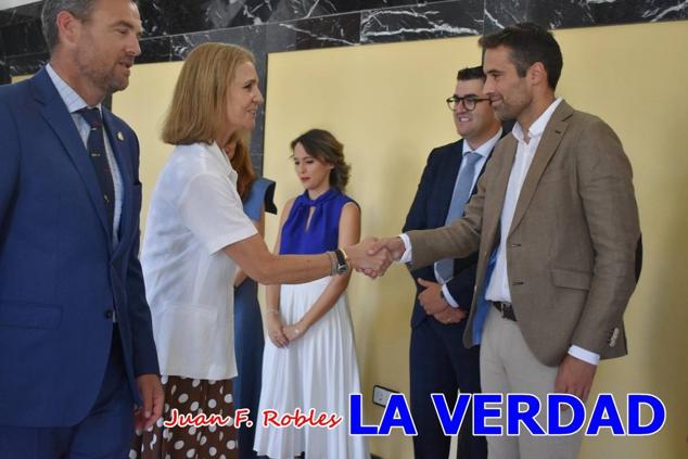 La Infanta Elena fue recibida por el alcalde de Caravaca, José Francisco García, en el Ayuntamiento; saludó a los concejales de la Corporación Municipal y firmó en el libro de honor del consistorio. El regidor caravaqueño entregó a doña Elena una maqueta del castillo-basílica de la Vera Cruz bañada en plata y varios pares de alpargatas de yute fabricadas en una fábrica caravaqueña. La misma que también ha servido este producto artesanal a la Reina Letizia y a Doña Sofía.