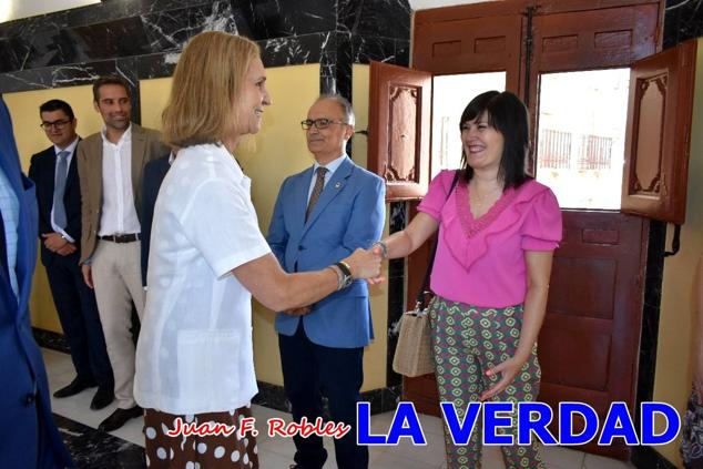 La Infanta Elena fue recibida por el alcalde de Caravaca, José Francisco García, en el Ayuntamiento; saludó a los concejales de la Corporación Municipal y firmó en el libro de honor del consistorio. El regidor caravaqueño entregó a doña Elena una maqueta del castillo-basílica de la Vera Cruz bañada en plata y varios pares de alpargatas de yute fabricadas en una fábrica caravaqueña. La misma que también ha servido este producto artesanal a la Reina Letizia y a Doña Sofía.