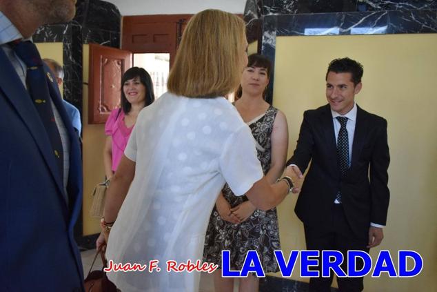 La Infanta Elena fue recibida por el alcalde de Caravaca, José Francisco García, en el Ayuntamiento; saludó a los concejales de la Corporación Municipal y firmó en el libro de honor del consistorio. El regidor caravaqueño entregó a doña Elena una maqueta del castillo-basílica de la Vera Cruz bañada en plata y varios pares de alpargatas de yute fabricadas en una fábrica caravaqueña. La misma que también ha servido este producto artesanal a la Reina Letizia y a Doña Sofía.