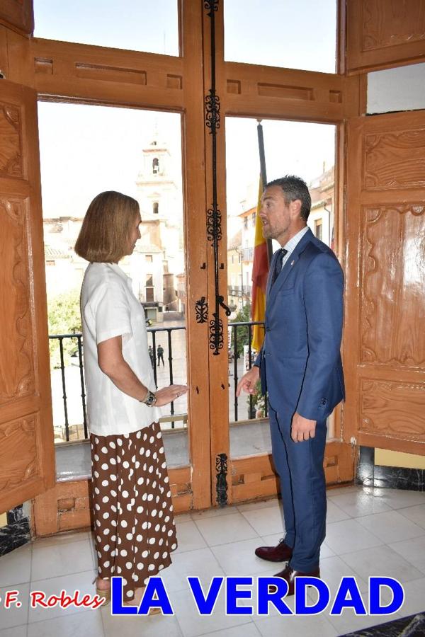 La Infanta Elena fue recibida por el alcalde de Caravaca, José Francisco García, en el Ayuntamiento; saludó a los concejales de la Corporación Municipal y firmó en el libro de honor del consistorio. El regidor caravaqueño entregó a doña Elena una maqueta del castillo-basílica de la Vera Cruz bañada en plata y varios pares de alpargatas de yute fabricadas en una fábrica caravaqueña. La misma que también ha servido este producto artesanal a la Reina Letizia y a Doña Sofía.