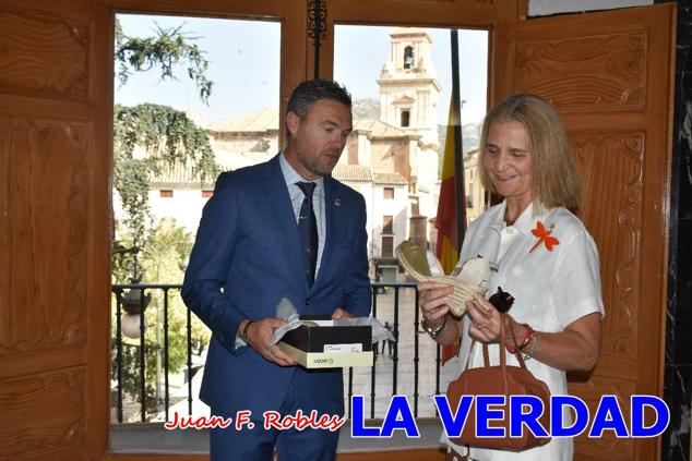 La Infanta Elena fue recibida por el alcalde de Caravaca, José Francisco García, en el Ayuntamiento; saludó a los concejales de la Corporación Municipal y firmó en el libro de honor del consistorio. El regidor caravaqueño entregó a doña Elena una maqueta del castillo-basílica de la Vera Cruz bañada en plata y varios pares de alpargatas de yute fabricadas en una fábrica caravaqueña. La misma que también ha servido este producto artesanal a la Reina Letizia y a Doña Sofía.