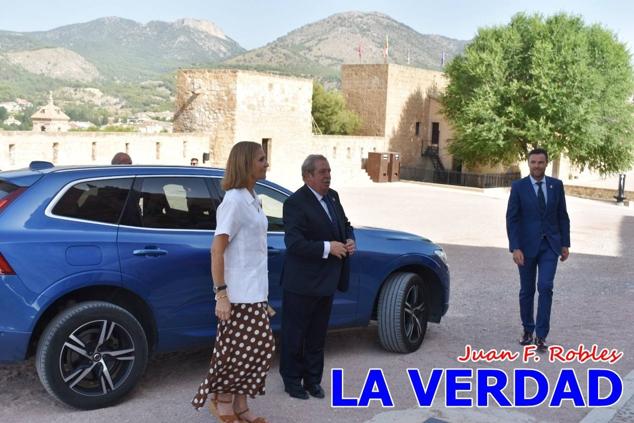 La visita de la Infanta Elena continuó en la Basílica donde saludó a los componentes de la Junta Representativa de la Cofradía de la Vera Cruz; a las puertas del templo saludó al rector de la basílica, Emilio Sánchez; y al vicario episcopal de la zona Caravaca-Mula, David Martínez; participó en un acto jubilar para ganar las indulgencias plenarias, adoró la Sagrada Reliquia y estuvo durante varios minutos a solas en la capilla de la Vera Cruz. 