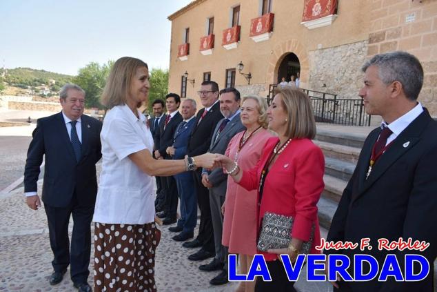 La visita de la Infanta Elena continuó en la Basílica donde saludó a los componentes de la Junta Representativa de la Cofradía de la Vera Cruz; a las puertas del templo saludó al rector de la basílica, Emilio Sánchez; y al vicario episcopal de la zona Caravaca-Mula, David Martínez; participó en un acto jubilar para ganar las indulgencias plenarias, adoró la Sagrada Reliquia y estuvo durante varios minutos a solas en la capilla de la Vera Cruz. 