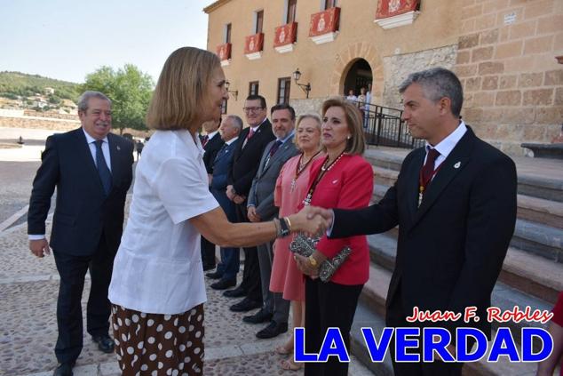 La visita de la Infanta Elena continuó en la Basílica donde saludó a los componentes de la Junta Representativa de la Cofradía de la Vera Cruz; a las puertas del templo saludó al rector de la basílica, Emilio Sánchez; y al vicario episcopal de la zona Caravaca-Mula, David Martínez; participó en un acto jubilar para ganar las indulgencias plenarias, adoró la Sagrada Reliquia y estuvo durante varios minutos a solas en la capilla de la Vera Cruz. 
