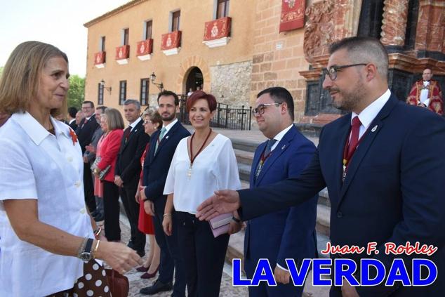 La visita de la Infanta Elena continuó en la Basílica donde saludó a los componentes de la Junta Representativa de la Cofradía de la Vera Cruz; a las puertas del templo saludó al rector de la basílica, Emilio Sánchez; y al vicario episcopal de la zona Caravaca-Mula, David Martínez; participó en un acto jubilar para ganar las indulgencias plenarias, adoró la Sagrada Reliquia y estuvo durante varios minutos a solas en la capilla de la Vera Cruz. 