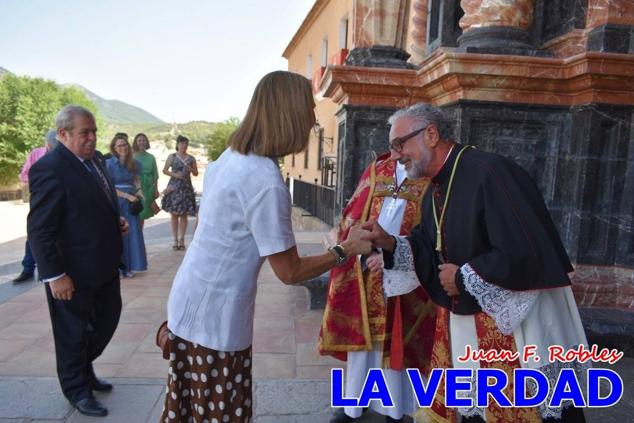 La visita de la Infanta Elena continuó en la Basílica donde saludó a los componentes de la Junta Representativa de la Cofradía de la Vera Cruz; a las puertas del templo saludó al rector de la basílica, Emilio Sánchez; y al vicario episcopal de la zona Caravaca-Mula, David Martínez; participó en un acto jubilar para ganar las indulgencias plenarias, adoró la Sagrada Reliquia y estuvo durante varios minutos a solas en la capilla de la Vera Cruz. 