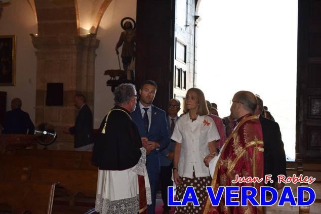 La visita de la Infanta Elena continuó en la Basílica donde saludó a los componentes de la Junta Representativa de la Cofradía de la Vera Cruz; a las puertas del templo saludó al rector de la basílica, Emilio Sánchez; y al vicario episcopal de la zona Caravaca-Mula, David Martínez; participó en un acto jubilar para ganar las indulgencias plenarias, adoró la Sagrada Reliquia y estuvo durante varios minutos a solas en la capilla de la Vera Cruz. 