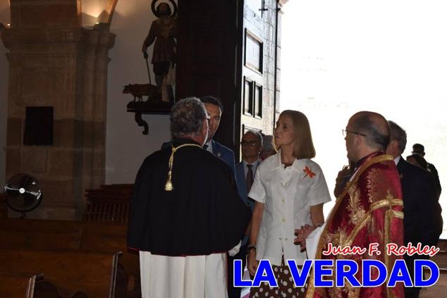La visita de la Infanta Elena continuó en la Basílica donde saludó a los componentes de la Junta Representativa de la Cofradía de la Vera Cruz; a las puertas del templo saludó al rector de la basílica, Emilio Sánchez; y al vicario episcopal de la zona Caravaca-Mula, David Martínez; participó en un acto jubilar para ganar las indulgencias plenarias, adoró la Sagrada Reliquia y estuvo durante varios minutos a solas en la capilla de la Vera Cruz. 