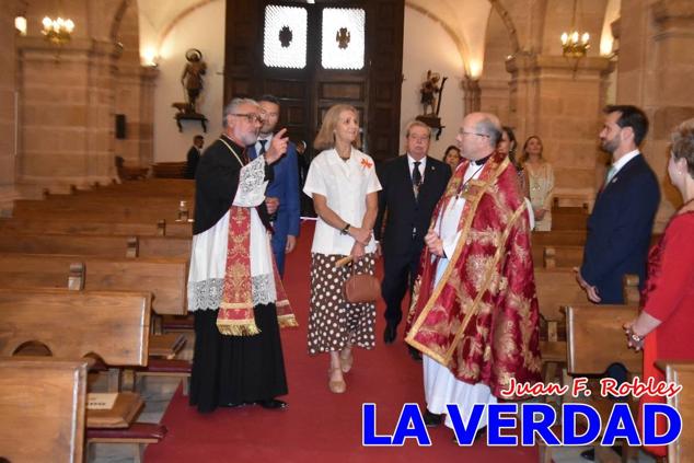 La visita de la Infanta Elena continuó en la Basílica donde saludó a los componentes de la Junta Representativa de la Cofradía de la Vera Cruz; a las puertas del templo saludó al rector de la basílica, Emilio Sánchez; y al vicario episcopal de la zona Caravaca-Mula, David Martínez; participó en un acto jubilar para ganar las indulgencias plenarias, adoró la Sagrada Reliquia y estuvo durante varios minutos a solas en la capilla de la Vera Cruz. 