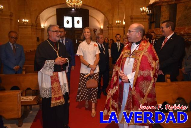 La visita de la Infanta Elena continuó en la Basílica donde saludó a los componentes de la Junta Representativa de la Cofradía de la Vera Cruz; a las puertas del templo saludó al rector de la basílica, Emilio Sánchez; y al vicario episcopal de la zona Caravaca-Mula, David Martínez; participó en un acto jubilar para ganar las indulgencias plenarias, adoró la Sagrada Reliquia y estuvo durante varios minutos a solas en la capilla de la Vera Cruz. 