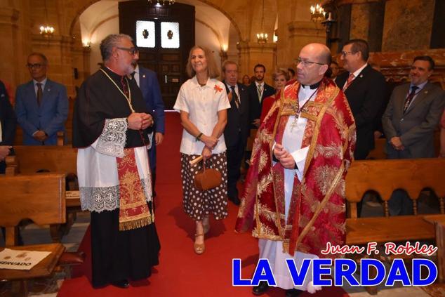 La visita de la Infanta Elena continuó en la Basílica donde saludó a los componentes de la Junta Representativa de la Cofradía de la Vera Cruz; a las puertas del templo saludó al rector de la basílica, Emilio Sánchez; y al vicario episcopal de la zona Caravaca-Mula, David Martínez; participó en un acto jubilar para ganar las indulgencias plenarias, adoró la Sagrada Reliquia y estuvo durante varios minutos a solas en la capilla de la Vera Cruz. 