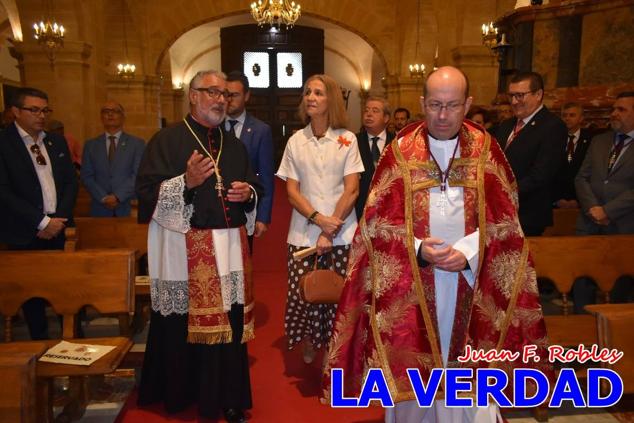 La visita de la Infanta Elena continuó en la Basílica donde saludó a los componentes de la Junta Representativa de la Cofradía de la Vera Cruz; a las puertas del templo saludó al rector de la basílica, Emilio Sánchez; y al vicario episcopal de la zona Caravaca-Mula, David Martínez; participó en un acto jubilar para ganar las indulgencias plenarias, adoró la Sagrada Reliquia y estuvo durante varios minutos a solas en la capilla de la Vera Cruz. 