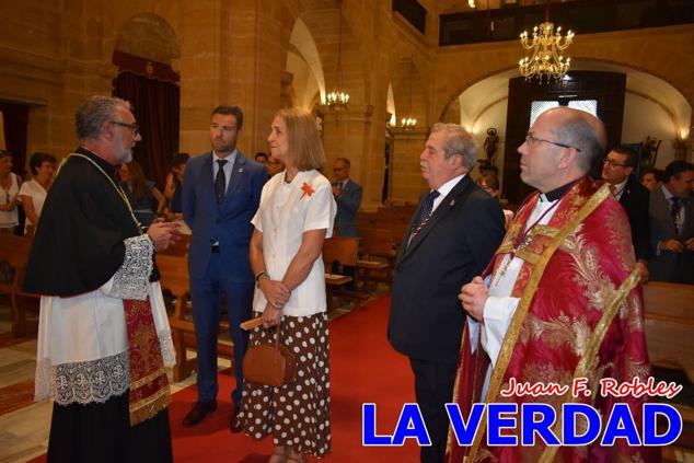 La visita de la Infanta Elena continuó en la Basílica donde saludó a los componentes de la Junta Representativa de la Cofradía de la Vera Cruz; a las puertas del templo saludó al rector de la basílica, Emilio Sánchez; y al vicario episcopal de la zona Caravaca-Mula, David Martínez; participó en un acto jubilar para ganar las indulgencias plenarias, adoró la Sagrada Reliquia y estuvo durante varios minutos a solas en la capilla de la Vera Cruz. 