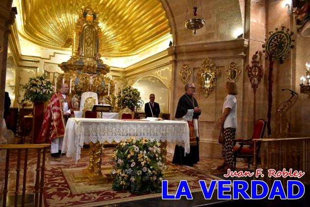 La visita de la Infanta Elena continuó en la Basílica donde saludó a los componentes de la Junta Representativa de la Cofradía de la Vera Cruz; a las puertas del templo saludó al rector de la basílica, Emilio Sánchez; y al vicario episcopal de la zona Caravaca-Mula, David Martínez; participó en un acto jubilar para ganar las indulgencias plenarias, adoró la Sagrada Reliquia y estuvo durante varios minutos a solas en la capilla de la Vera Cruz. 