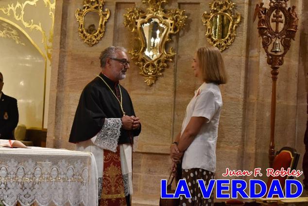 La visita de la Infanta Elena continuó en la Basílica donde saludó a los componentes de la Junta Representativa de la Cofradía de la Vera Cruz; a las puertas del templo saludó al rector de la basílica, Emilio Sánchez; y al vicario episcopal de la zona Caravaca-Mula, David Martínez; participó en un acto jubilar para ganar las indulgencias plenarias, adoró la Sagrada Reliquia y estuvo durante varios minutos a solas en la capilla de la Vera Cruz. 