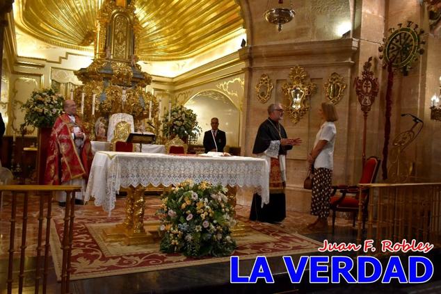 La visita de la Infanta Elena continuó en la Basílica donde saludó a los componentes de la Junta Representativa de la Cofradía de la Vera Cruz; a las puertas del templo saludó al rector de la basílica, Emilio Sánchez; y al vicario episcopal de la zona Caravaca-Mula, David Martínez; participó en un acto jubilar para ganar las indulgencias plenarias, adoró la Sagrada Reliquia y estuvo durante varios minutos a solas en la capilla de la Vera Cruz. 