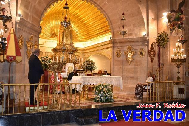 La visita de la Infanta Elena continuó en la Basílica donde saludó a los componentes de la Junta Representativa de la Cofradía de la Vera Cruz; a las puertas del templo saludó al rector de la basílica, Emilio Sánchez; y al vicario episcopal de la zona Caravaca-Mula, David Martínez; participó en un acto jubilar para ganar las indulgencias plenarias, adoró la Sagrada Reliquia y estuvo durante varios minutos a solas en la capilla de la Vera Cruz. 