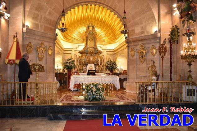 La visita de la Infanta Elena continuó en la Basílica donde saludó a los componentes de la Junta Representativa de la Cofradía de la Vera Cruz; a las puertas del templo saludó al rector de la basílica, Emilio Sánchez; y al vicario episcopal de la zona Caravaca-Mula, David Martínez; participó en un acto jubilar para ganar las indulgencias plenarias, adoró la Sagrada Reliquia y estuvo durante varios minutos a solas en la capilla de la Vera Cruz. 