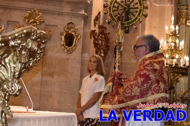 La visita de la Infanta Elena continuó en la Basílica donde saludó a los componentes de la Junta Representativa de la Cofradía de la Vera Cruz; a las puertas del templo saludó al rector de la basílica, Emilio Sánchez; y al vicario episcopal de la zona Caravaca-Mula, David Martínez; participó en un acto jubilar para ganar las indulgencias plenarias, adoró la Sagrada Reliquia y estuvo durante varios minutos a solas en la capilla de la Vera Cruz. 