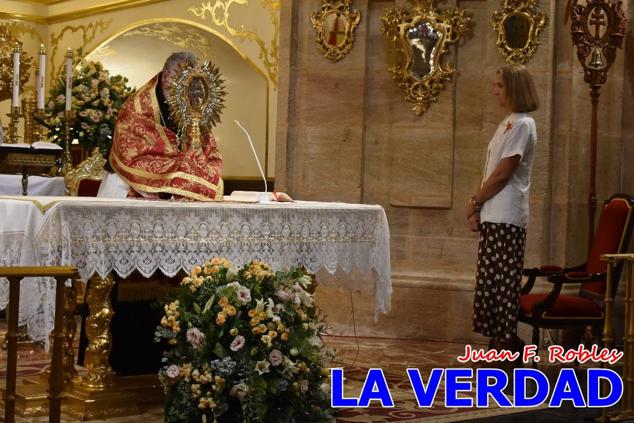 La visita de la Infanta Elena continuó en la Basílica donde saludó a los componentes de la Junta Representativa de la Cofradía de la Vera Cruz; a las puertas del templo saludó al rector de la basílica, Emilio Sánchez; y al vicario episcopal de la zona Caravaca-Mula, David Martínez; participó en un acto jubilar para ganar las indulgencias plenarias, adoró la Sagrada Reliquia y estuvo durante varios minutos a solas en la capilla de la Vera Cruz. 