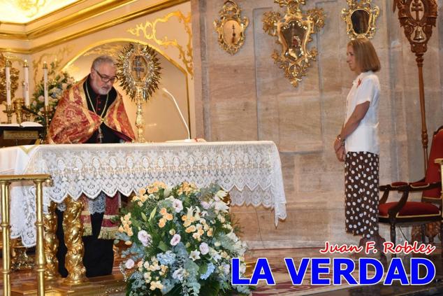 La visita de la Infanta Elena continuó en la Basílica donde saludó a los componentes de la Junta Representativa de la Cofradía de la Vera Cruz; a las puertas del templo saludó al rector de la basílica, Emilio Sánchez; y al vicario episcopal de la zona Caravaca-Mula, David Martínez; participó en un acto jubilar para ganar las indulgencias plenarias, adoró la Sagrada Reliquia y estuvo durante varios minutos a solas en la capilla de la Vera Cruz. 