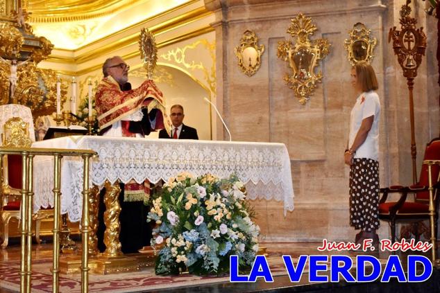 La visita de la Infanta Elena continuó en la Basílica donde saludó a los componentes de la Junta Representativa de la Cofradía de la Vera Cruz; a las puertas del templo saludó al rector de la basílica, Emilio Sánchez; y al vicario episcopal de la zona Caravaca-Mula, David Martínez; participó en un acto jubilar para ganar las indulgencias plenarias, adoró la Sagrada Reliquia y estuvo durante varios minutos a solas en la capilla de la Vera Cruz. 