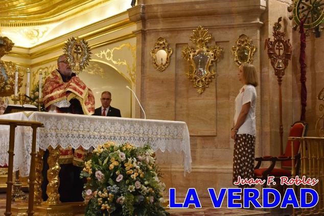 La visita de la Infanta Elena continuó en la Basílica donde saludó a los componentes de la Junta Representativa de la Cofradía de la Vera Cruz; a las puertas del templo saludó al rector de la basílica, Emilio Sánchez; y al vicario episcopal de la zona Caravaca-Mula, David Martínez; participó en un acto jubilar para ganar las indulgencias plenarias, adoró la Sagrada Reliquia y estuvo durante varios minutos a solas en la capilla de la Vera Cruz. 