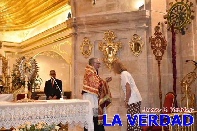 La visita de la Infanta Elena continuó en la Basílica donde saludó a los componentes de la Junta Representativa de la Cofradía de la Vera Cruz; a las puertas del templo saludó al rector de la basílica, Emilio Sánchez; y al vicario episcopal de la zona Caravaca-Mula, David Martínez; participó en un acto jubilar para ganar las indulgencias plenarias, adoró la Sagrada Reliquia y estuvo durante varios minutos a solas en la capilla de la Vera Cruz. 