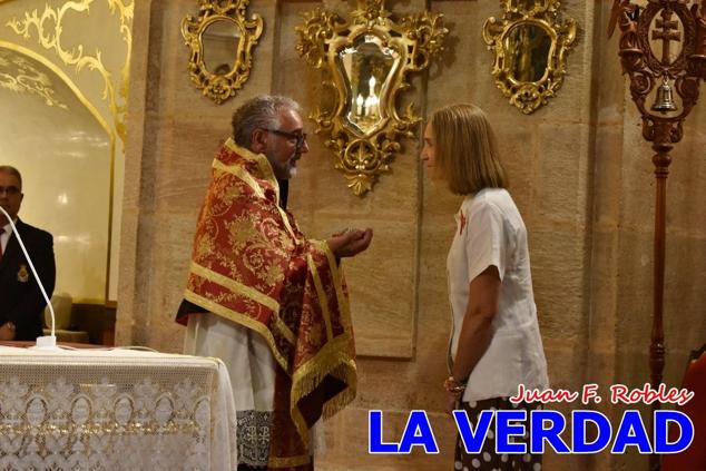La visita de la Infanta Elena continuó en la Basílica donde saludó a los componentes de la Junta Representativa de la Cofradía de la Vera Cruz; a las puertas del templo saludó al rector de la basílica, Emilio Sánchez; y al vicario episcopal de la zona Caravaca-Mula, David Martínez; participó en un acto jubilar para ganar las indulgencias plenarias, adoró la Sagrada Reliquia y estuvo durante varios minutos a solas en la capilla de la Vera Cruz. 