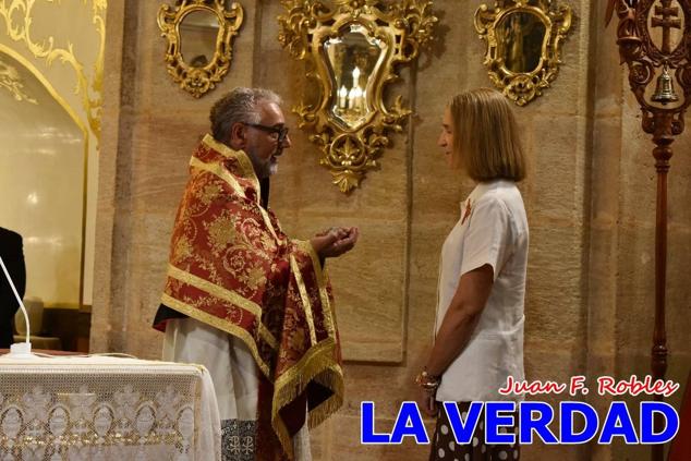La visita de la Infanta Elena continuó en la Basílica donde saludó a los componentes de la Junta Representativa de la Cofradía de la Vera Cruz; a las puertas del templo saludó al rector de la basílica, Emilio Sánchez; y al vicario episcopal de la zona Caravaca-Mula, David Martínez; participó en un acto jubilar para ganar las indulgencias plenarias, adoró la Sagrada Reliquia y estuvo durante varios minutos a solas en la capilla de la Vera Cruz. 