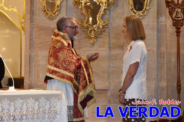 La visita de la Infanta Elena continuó en la Basílica donde saludó a los componentes de la Junta Representativa de la Cofradía de la Vera Cruz; a las puertas del templo saludó al rector de la basílica, Emilio Sánchez; y al vicario episcopal de la zona Caravaca-Mula, David Martínez; participó en un acto jubilar para ganar las indulgencias plenarias, adoró la Sagrada Reliquia y estuvo durante varios minutos a solas en la capilla de la Vera Cruz. 
