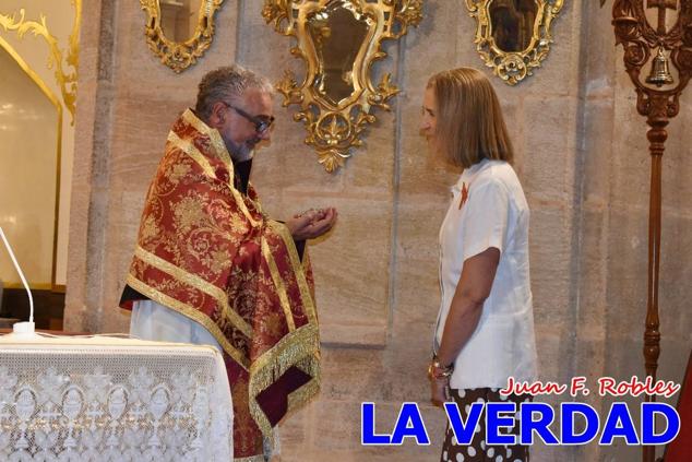 La visita de la Infanta Elena continuó en la Basílica donde saludó a los componentes de la Junta Representativa de la Cofradía de la Vera Cruz; a las puertas del templo saludó al rector de la basílica, Emilio Sánchez; y al vicario episcopal de la zona Caravaca-Mula, David Martínez; participó en un acto jubilar para ganar las indulgencias plenarias, adoró la Sagrada Reliquia y estuvo durante varios minutos a solas en la capilla de la Vera Cruz. 