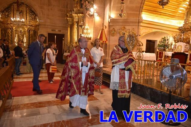 La visita de la Infanta Elena continuó en la Basílica donde saludó a los componentes de la Junta Representativa de la Cofradía de la Vera Cruz; a las puertas del templo saludó al rector de la basílica, Emilio Sánchez; y al vicario episcopal de la zona Caravaca-Mula, David Martínez; participó en un acto jubilar para ganar las indulgencias plenarias, adoró la Sagrada Reliquia y estuvo durante varios minutos a solas en la capilla de la Vera Cruz. 