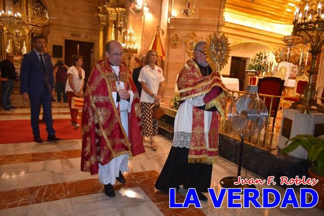 La visita de la Infanta Elena continuó en la Basílica donde saludó a los componentes de la Junta Representativa de la Cofradía de la Vera Cruz; a las puertas del templo saludó al rector de la basílica, Emilio Sánchez; y al vicario episcopal de la zona Caravaca-Mula, David Martínez; participó en un acto jubilar para ganar las indulgencias plenarias, adoró la Sagrada Reliquia y estuvo durante varios minutos a solas en la capilla de la Vera Cruz. 