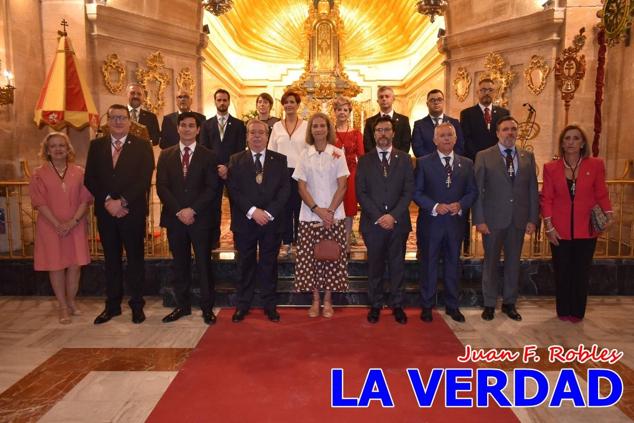La visita de la Infanta Elena continuó en la Basílica donde saludó a los componentes de la Junta Representativa de la Cofradía de la Vera Cruz; a las puertas del templo saludó al rector de la basílica, Emilio Sánchez; y al vicario episcopal de la zona Caravaca-Mula, David Martínez; participó en un acto jubilar para ganar las indulgencias plenarias, adoró la Sagrada Reliquia y estuvo durante varios minutos a solas en la capilla de la Vera Cruz. 