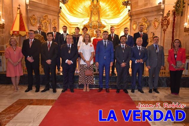 La visita de la Infanta Elena continuó en la Basílica donde saludó a los componentes de la Junta Representativa de la Cofradía de la Vera Cruz; a las puertas del templo saludó al rector de la basílica, Emilio Sánchez; y al vicario episcopal de la zona Caravaca-Mula, David Martínez; participó en un acto jubilar para ganar las indulgencias plenarias, adoró la Sagrada Reliquia y estuvo durante varios minutos a solas en la capilla de la Vera Cruz. 