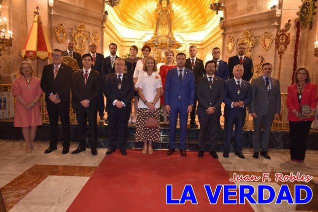 La visita de la Infanta Elena continuó en la Basílica donde saludó a los componentes de la Junta Representativa de la Cofradía de la Vera Cruz; a las puertas del templo saludó al rector de la basílica, Emilio Sánchez; y al vicario episcopal de la zona Caravaca-Mula, David Martínez; participó en un acto jubilar para ganar las indulgencias plenarias, adoró la Sagrada Reliquia y estuvo durante varios minutos a solas en la capilla de la Vera Cruz. 