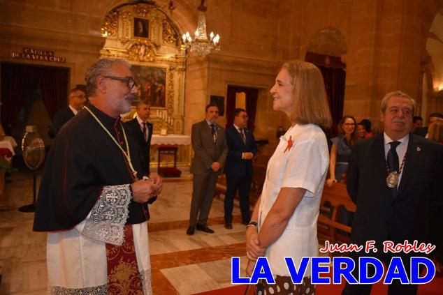 La visita de la Infanta Elena continuó en la Basílica donde saludó a los componentes de la Junta Representativa de la Cofradía de la Vera Cruz; a las puertas del templo saludó al rector de la basílica, Emilio Sánchez; y al vicario episcopal de la zona Caravaca-Mula, David Martínez; participó en un acto jubilar para ganar las indulgencias plenarias, adoró la Sagrada Reliquia y estuvo durante varios minutos a solas en la capilla de la Vera Cruz. 