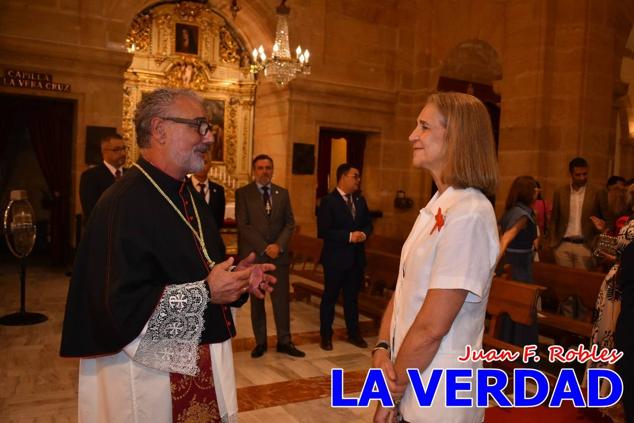 La visita de la Infanta Elena continuó en la Basílica donde saludó a los componentes de la Junta Representativa de la Cofradía de la Vera Cruz; a las puertas del templo saludó al rector de la basílica, Emilio Sánchez; y al vicario episcopal de la zona Caravaca-Mula, David Martínez; participó en un acto jubilar para ganar las indulgencias plenarias, adoró la Sagrada Reliquia y estuvo durante varios minutos a solas en la capilla de la Vera Cruz. 