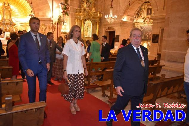 La visita de la Infanta Elena continuó en la Basílica donde saludó a los componentes de la Junta Representativa de la Cofradía de la Vera Cruz; a las puertas del templo saludó al rector de la basílica, Emilio Sánchez; y al vicario episcopal de la zona Caravaca-Mula, David Martínez; participó en un acto jubilar para ganar las indulgencias plenarias, adoró la Sagrada Reliquia y estuvo durante varios minutos a solas en la capilla de la Vera Cruz. 