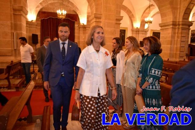 La visita de la Infanta Elena continuó en la Basílica donde saludó a los componentes de la Junta Representativa de la Cofradía de la Vera Cruz; a las puertas del templo saludó al rector de la basílica, Emilio Sánchez; y al vicario episcopal de la zona Caravaca-Mula, David Martínez; participó en un acto jubilar para ganar las indulgencias plenarias, adoró la Sagrada Reliquia y estuvo durante varios minutos a solas en la capilla de la Vera Cruz. 