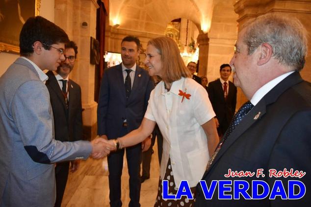 La visita de la Infanta Elena continuó en la Basílica donde saludó a los componentes de la Junta Representativa de la Cofradía de la Vera Cruz; a las puertas del templo saludó al rector de la basílica, Emilio Sánchez; y al vicario episcopal de la zona Caravaca-Mula, David Martínez; participó en un acto jubilar para ganar las indulgencias plenarias, adoró la Sagrada Reliquia y estuvo durante varios minutos a solas en la capilla de la Vera Cruz. 