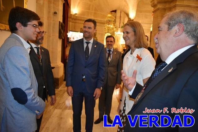 La visita de la Infanta Elena continuó en la Basílica donde saludó a los componentes de la Junta Representativa de la Cofradía de la Vera Cruz; a las puertas del templo saludó al rector de la basílica, Emilio Sánchez; y al vicario episcopal de la zona Caravaca-Mula, David Martínez; participó en un acto jubilar para ganar las indulgencias plenarias, adoró la Sagrada Reliquia y estuvo durante varios minutos a solas en la capilla de la Vera Cruz. 