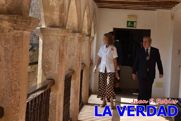 En la Torre Chacona, la Infanta Elena firmó en el libro de honor de la Cofradía y el hermano mayor, Luis Melgarejo, le hizo entrega de una réplica de la Cruz de Caravaca. Visitó las estancias del Museo de la Vera Cruz y subió hasta la Capilla de los Conjuros para ver la ciudad desde la zona más alta de la basílica. 