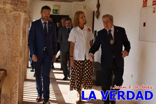 En la Torre Chacona, la Infanta Elena firmó en el libro de honor de la Cofradía y el hermano mayor, Luis Melgarejo, le hizo entrega de una réplica de la Cruz de Caravaca. Visitó las estancias del Museo de la Vera Cruz y subió hasta la Capilla de los Conjuros para ver la ciudad desde la zona más alta de la basílica. 