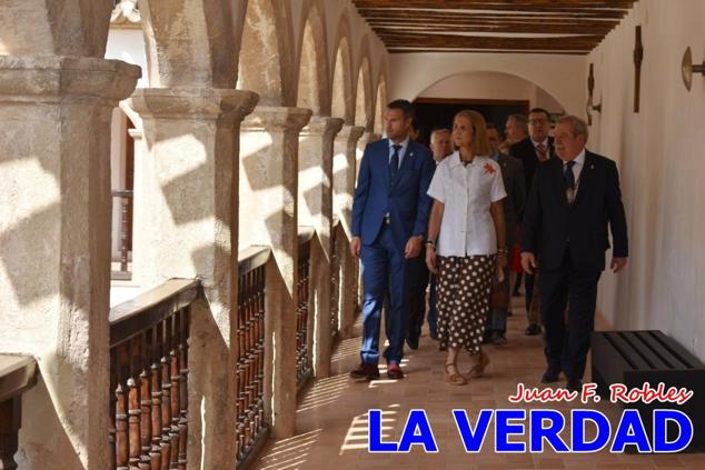 En la Torre Chacona, la Infanta Elena firmó en el libro de honor de la Cofradía y el hermano mayor, Luis Melgarejo, le hizo entrega de una réplica de la Cruz de Caravaca. Visitó las estancias del Museo de la Vera Cruz y subió hasta la Capilla de los Conjuros para ver la ciudad desde la zona más alta de la basílica. 