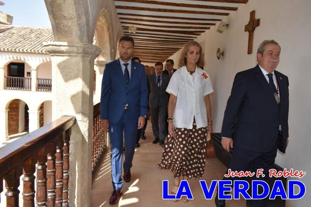 En la Torre Chacona, la Infanta Elena firmó en el libro de honor de la Cofradía y el hermano mayor, Luis Melgarejo, le hizo entrega de una réplica de la Cruz de Caravaca. Visitó las estancias del Museo de la Vera Cruz y subió hasta la Capilla de los Conjuros para ver la ciudad desde la zona más alta de la basílica. 