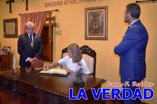 En la Torre Chacona, la Infanta Elena firmó en el libro de honor de la Cofradía y el hermano mayor, Luis Melgarejo, le hizo entrega de una réplica de la Cruz de Caravaca. Visitó las estancias del Museo de la Vera Cruz y subió hasta la Capilla de los Conjuros para ver la ciudad desde la zona más alta de la basílica. 